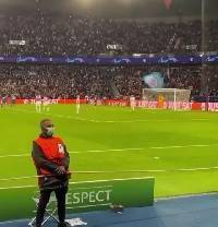 梅西主罚勺子点球命中，场边安保人员想激情庆祝又忍住😂