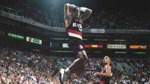 📸打破时空壁！NBA花絮图集：现役球星变装复刻名宿经典镜头