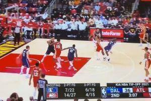 东契奇摊手！特雷-杨刹车后脑勺撞哈达威面门成功造犯规