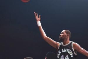 📸打破时空壁！NBA花絮图集：现役球星变装复刻名宿经典镜头