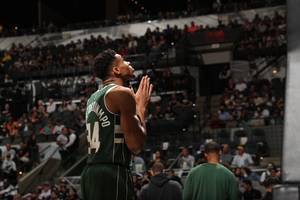 字母第4次单场至少40分15板5助 ABA-NBA合并以来仅次于威少
