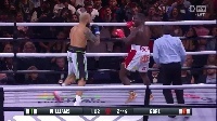 🎥邦邦两拳！德隆连续直击对手面门 并将其打下拳台🥊🥊