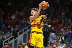 特雷-杨26投9中得到30分10助4板2断 三分12中4