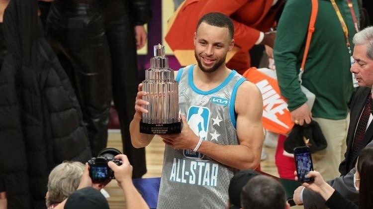 当之无愧！库里16记三分砍50分破4项纪录 荣膺全明星正赛MVP！