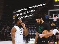 米切尔晒与塔图姆合照并打趣：祝我19岁的兄弟生日快乐！