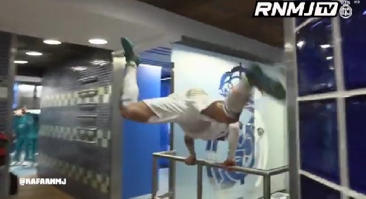 🎥高兴到飞起！跟拍魔笛走进皇马更衣室